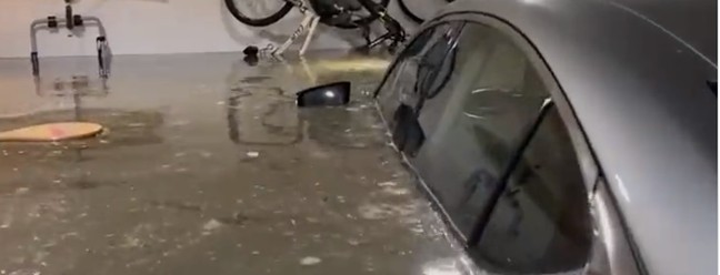 Video de morador mostra garagem de condomínio inundada pela chuva extrema em Bertioga, no Litoral de São Paulo — Foto: Reprodução vídeo/MetSul