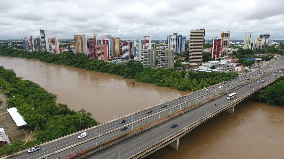 Rio Poti em Teresina com vista da Ponte Juscelino Kubitsche, na Zona Leste da capital — Foto: Reprodução/TV Clube