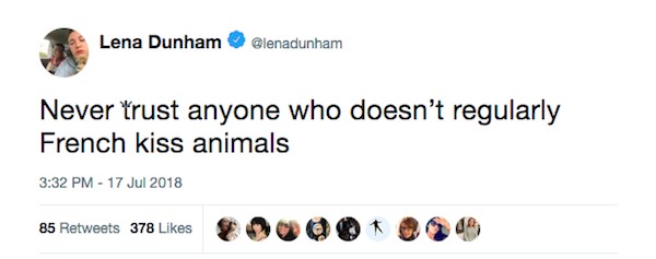 O tuíte polêmico de Lena Dunham na qual ela fala sobre seu hábito de beijar seus animais de estimação (Foto: Twitter)