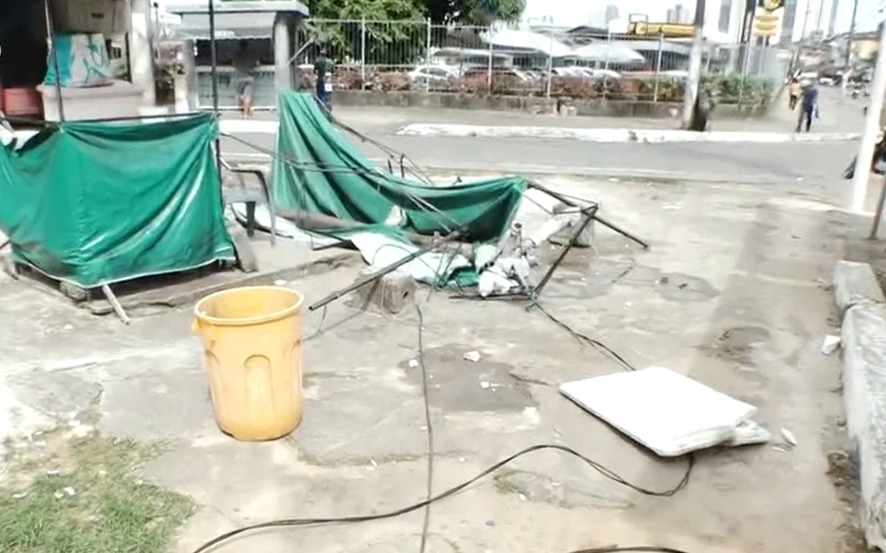 Caminhão derruba poste e equipamento destrói barraca na Avenida Barros Reis — Foto: Reprodução/TV Bahia