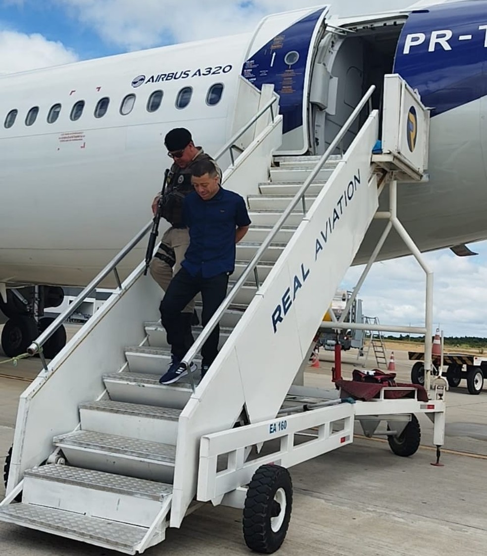 Homem procurado em SP desembarcadno de avião já preso — Foto: PM