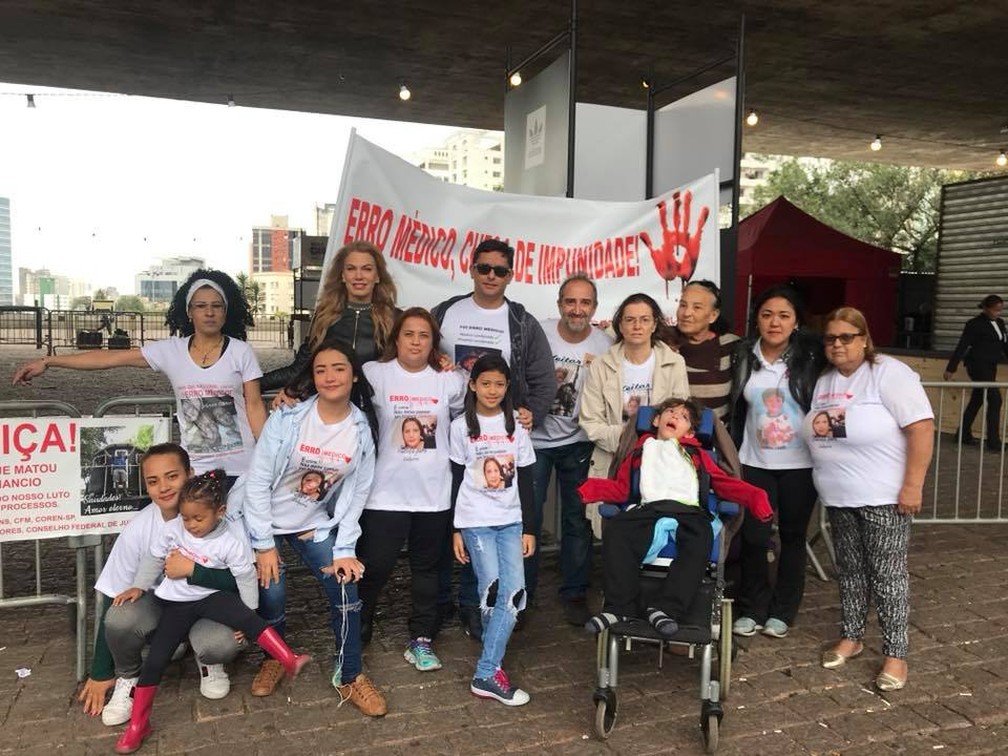 Carina (a loira, ao centro) com outras famílias e pacientes vítimas de erros médicos criaram associação — Foto: Facebook/Reprodução