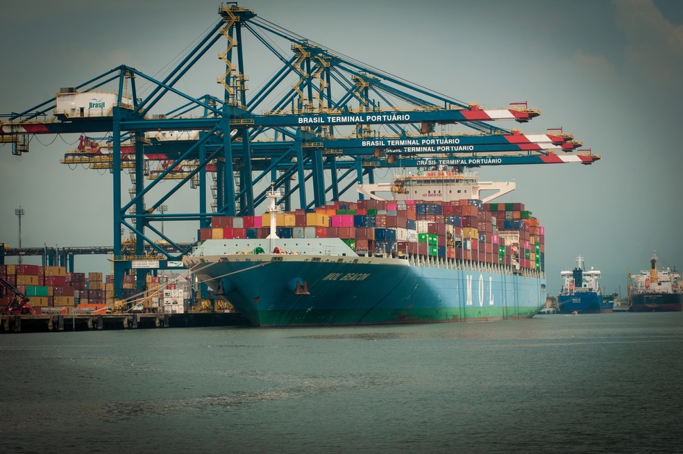 A container ship docked in Santos, Brazil’s largest port — Foto: Ana Paula Paiva/Valor