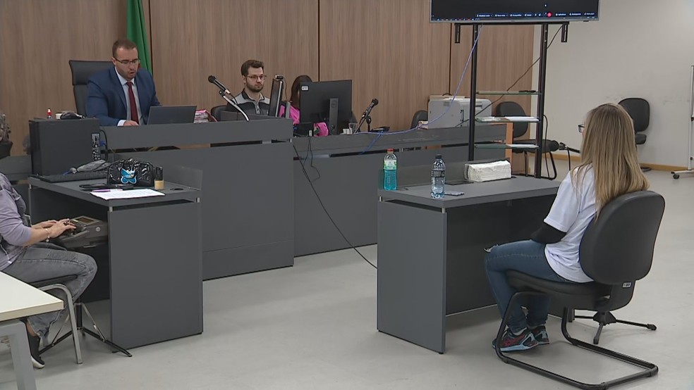 Cátia Goulart ouvida como informante durante audiência em Porto Alegre — Foto: Reprodução/RBS TV
