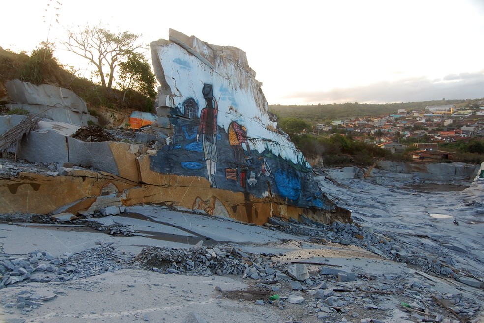 Memorial Lajedo da Serra, em Dona inês, PB, reúne várias peças diferentes de grafite ao longo do lajedo — Foto: Tarcíso Play/Divulgação