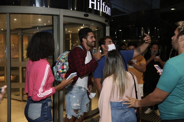 Arcrebiano chega a hotel após deixar BBB21 (Foto: Roberto Filho/Brazil News)