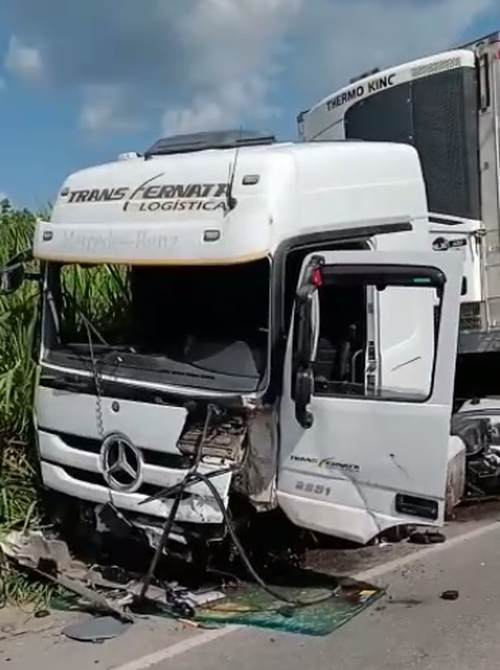 Frente da carreta envolvida em acidente em Divinópolis ficou destruída — Foto: Samu/Divulgação