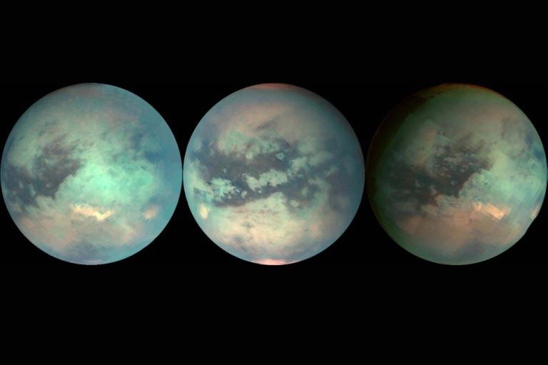 Três imagens de Titã feitas com dados do espectrômetro da sonda Cassini obtidos durante os seus últimos três sobrevoos, em 28 de outubro de 2005 (esquerda), 26 de dezembro de 2005 (meio) e 15 de janeiro de 2006 (direita) (Foto: NASA / JPL / Universidade do Arizona)