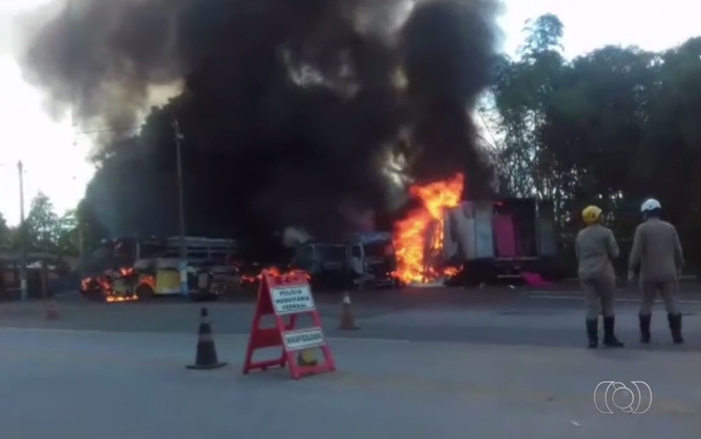 Caminhão bate em cinco carretas e em ônibus e provoca incêndio em todos os veículos (Foto: Reprodução/TV Anhanguera)