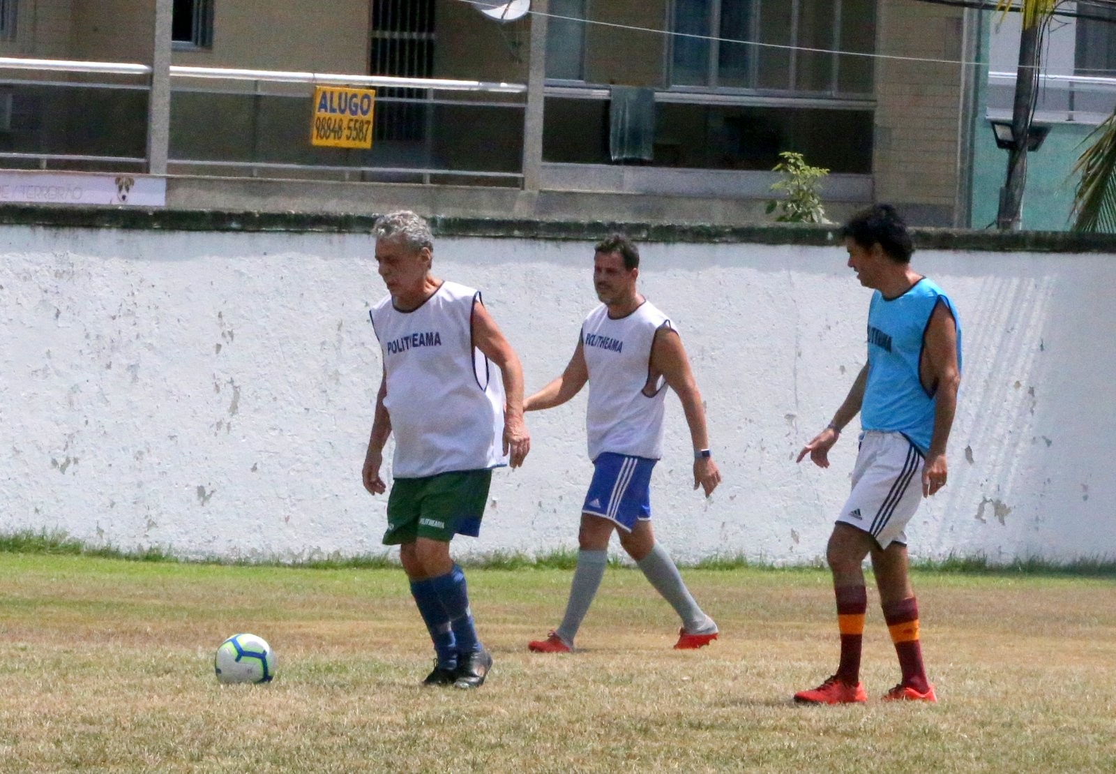 Aos 75 anos, Chico Buarque joga futebol com amigos no Rio - Quem