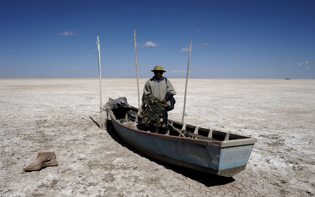 Afetado pelas mudanÃ§as climÃ¡ticas, o lago PoopÃ³, na BolÃ­via, virou um deserto â Foto: Reuters/David Mercado