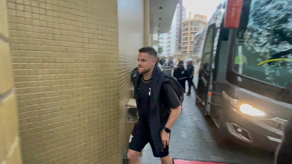 Ramiro na chegada do Corinthians para o jogo contra o Avaí neste sábado — Foto: Marcelo Braga