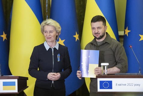 Os presidentes da Comissão Europeia, Ursula von der Leyen, e da Ucrânia, Volodymyr Zelensky, durante encontro em Kiev, em 8 de abril (Foto: ANSA)
