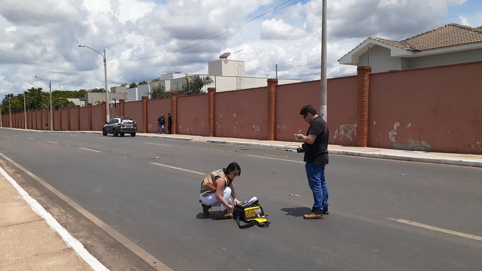 Peritos começam a analisar local onde crianças e mãe foram atropeladas em Cuiabá — Foto: Angélica Neri/Centro América FM
