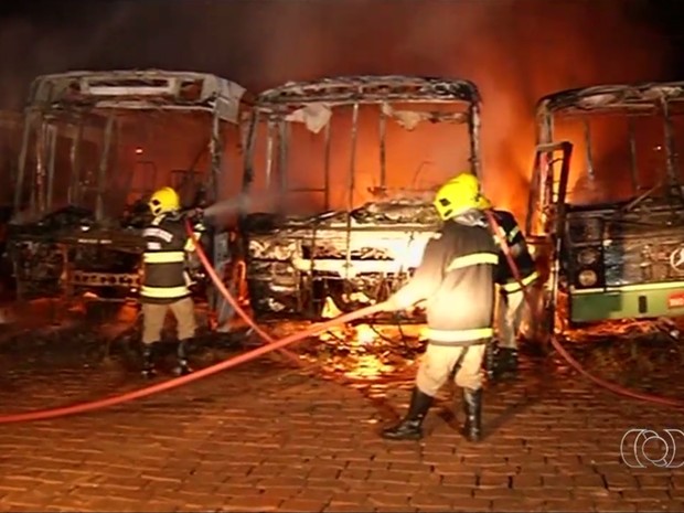Sete ônibus foram incendiados durante onde de ataque em Jataí, Goiás (Foto: Reprodução/TV Anhanguera)