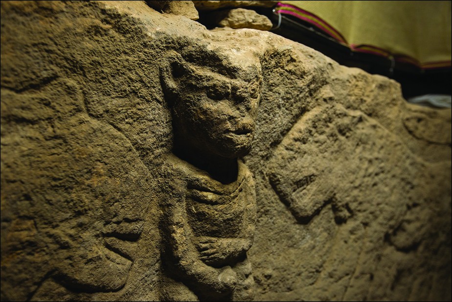 Detalhes da obra de 11 mil anos que mostra homem segurando pênis