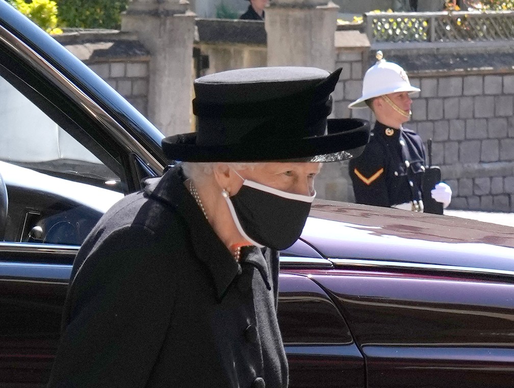 Rainha Elizabeth II chega a Capela de São Jorge para o funeral do esposo príncipe Philip em 17 de abril de 2021 — Foto: Jonathan Brady/Pool/Reuters