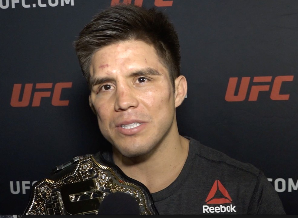 Henry Cejudo posa com o cinturão dos moscas (Foto: Evelyn Rodrigues)