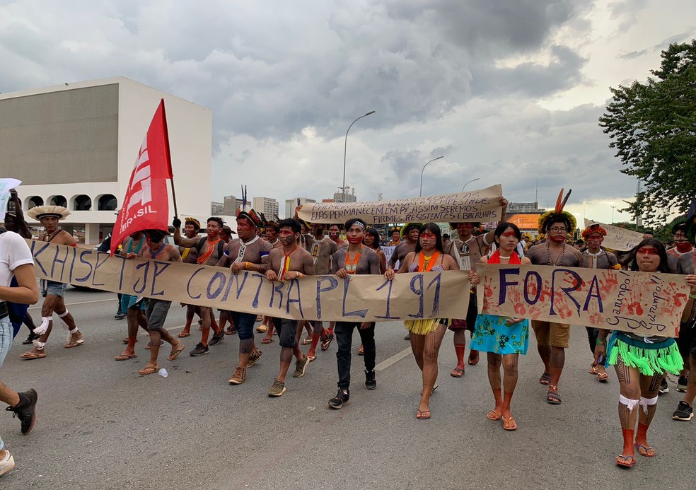 Indígenas segurando faixas na manisfestação contra contra uso de terras pelo garimpo, em Brasília — Foto: Foto: Anna Reis/ TV Globo
