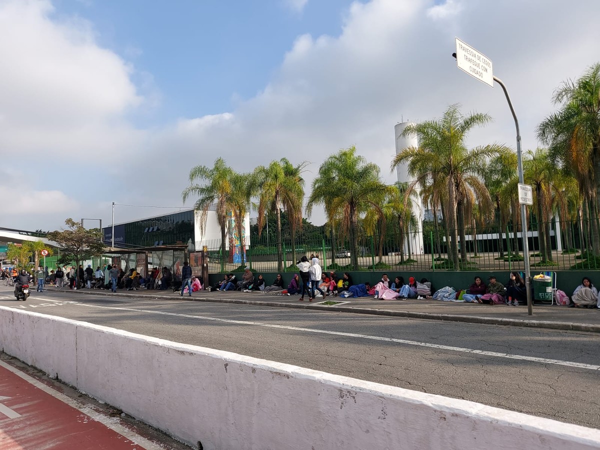 Fãs formam filas longas e dormem na calçada para entrada comprar para display do Justin Bieber em SP |  São Paulo
