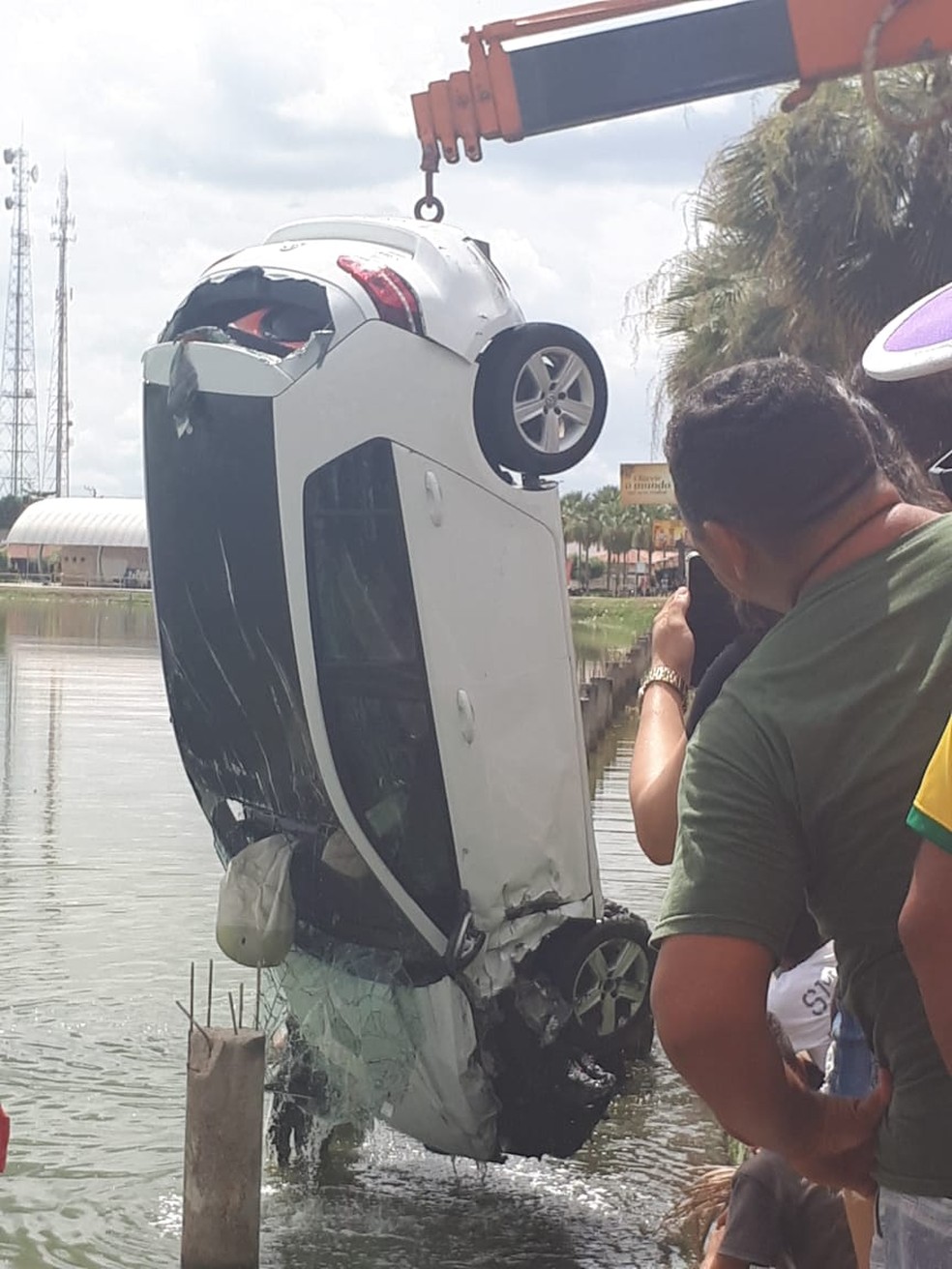 Carro foi retirado do açude em Campo Maior — Foto: Divulgação/PM