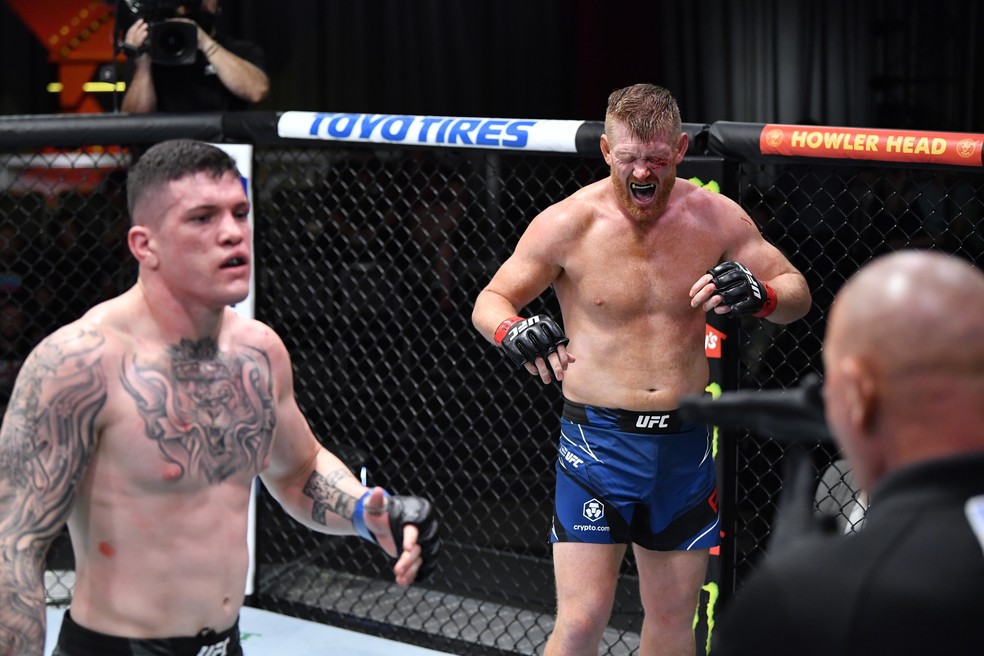Wellington Turman reclama ao ser penalizado pela segunda vez após dedar o olho de Sam Alvey — Foto: Getty Images