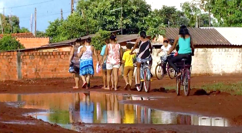 Pais de alunos reclamam de lamaçal que impede acesso a creche em Cândido Mota (Foto: TV TEM/Reprodução)