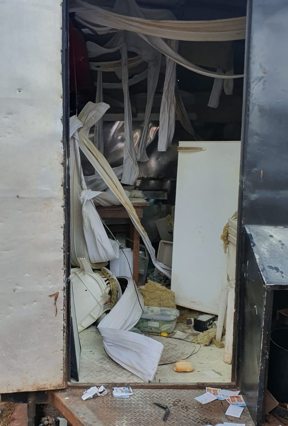Interior de trailer destruído por explosão em Ourinhos (SP) — Foto: Passando a Régua/Laperuta