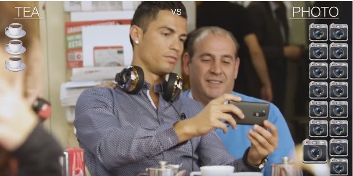 Cristiano Ronaldo tenta tomar chá em vídeo de campanha (Foto: reprodução)