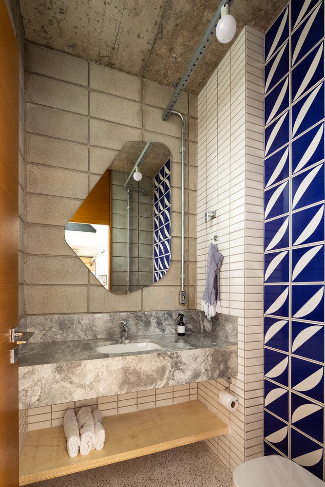 Décor do dia: banheiro tem estilo industrial e mix de azulejos (Foto: Gabriel Castro/Reverbo)