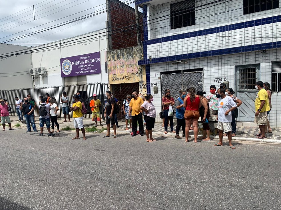 Passageiros esperam por ônibus após paralisação de motoristas de duas empresas em Natal, nesta sexta-feira (8) — Foto: Mariana Rocha/Inter TV Cabugi