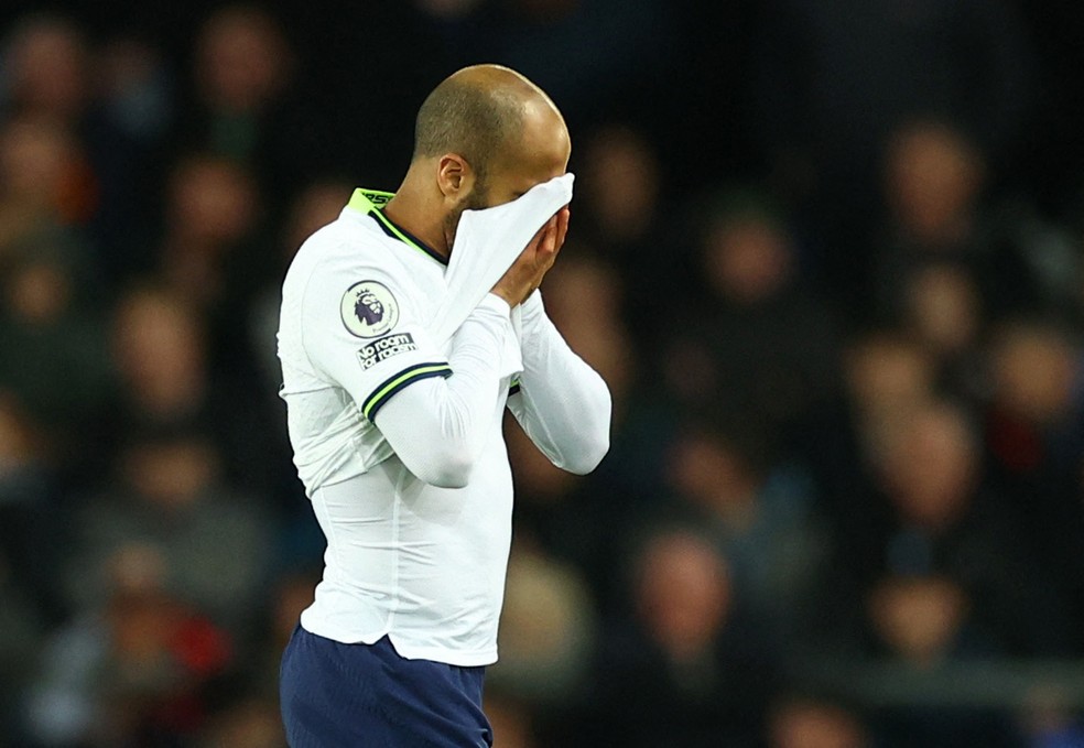 Lucas Moura lamenta expulsão durante o jogo entre Everton e Tottenham, pela Premier League — Foto: Reuters