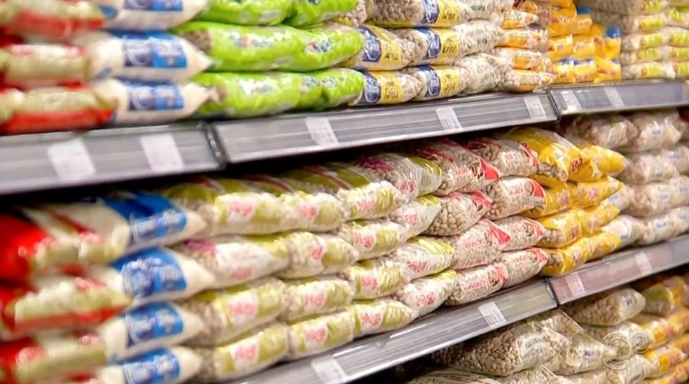 Consumidores reclamam do aumento nos preços do arroz e feijão na região de Sorocaba — Foto: Reprodução/TV TEM