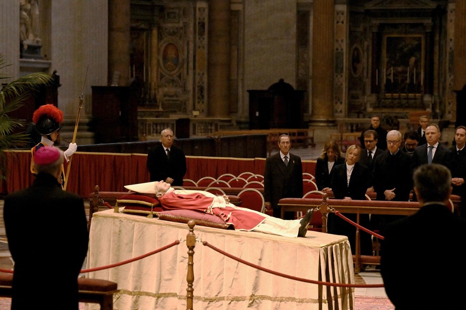 Fieis formam filas para primeiro dia de funeral do Papa em&eacute;rito Bento XVI;  veja fotos | Mundo | O Globo