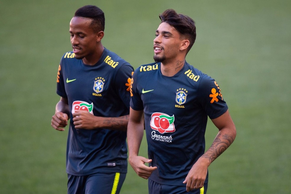Paquet&aacute; corre ao lado de &Eacute;der Milit&atilde;o: meia do Fla recebeu cuidados especiais nos dois primeiros treinos da Sele&ccedil;&atilde;o (Foto: Pedro Martins/MoWA Press)