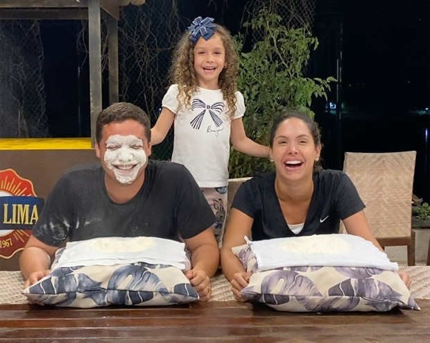 Wesley Safadão e Thyane Dantas com a filha, Ysis, no desafio da farinha (Foto: Reprodução/Instagram)