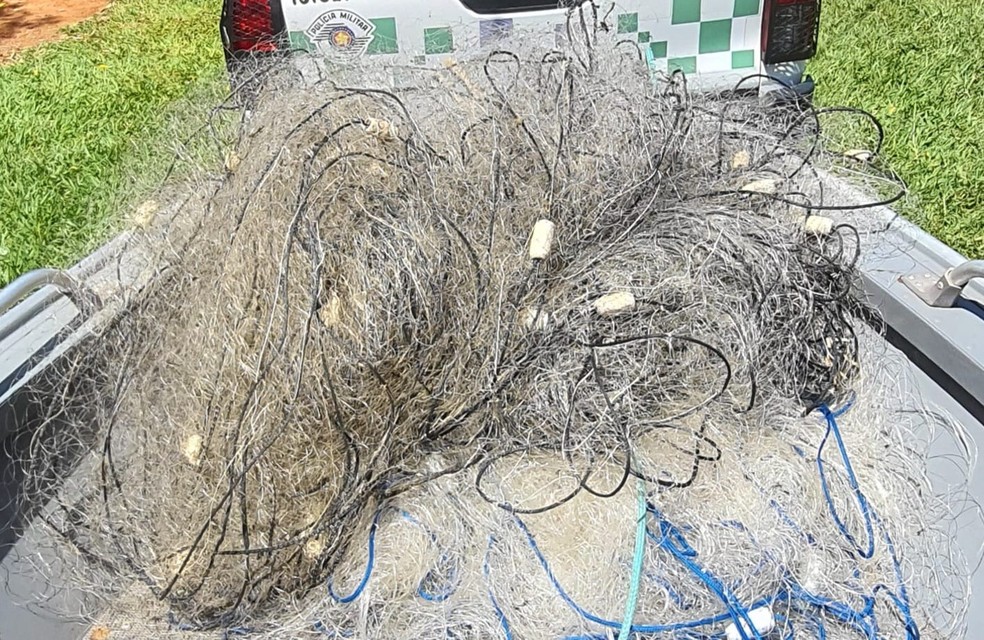 Redes de pesca armadas irregularmente foram apreendidas pela fiscalização nesta quarta-feira (29) — Foto: Polícia Ambiental