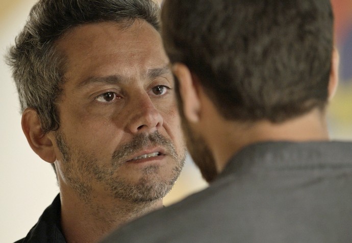 Romero fica arrasado com a atitude do filho (Foto: TV Globo)
