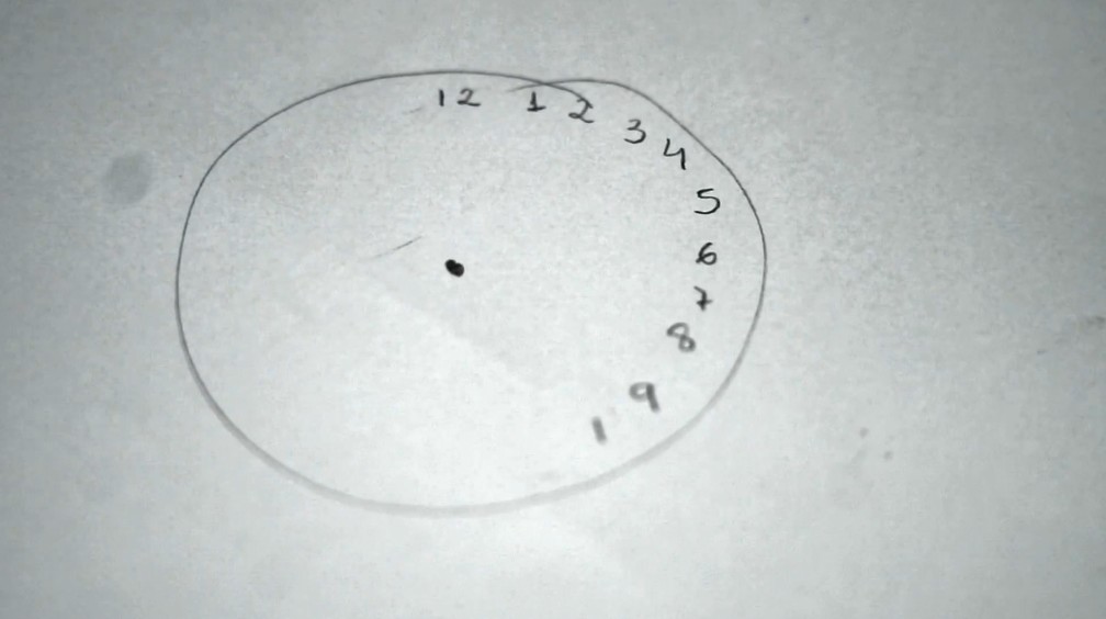 Desenhar um relógio foi uma dificuldade para a jornalista — Foto: Globo Repórter