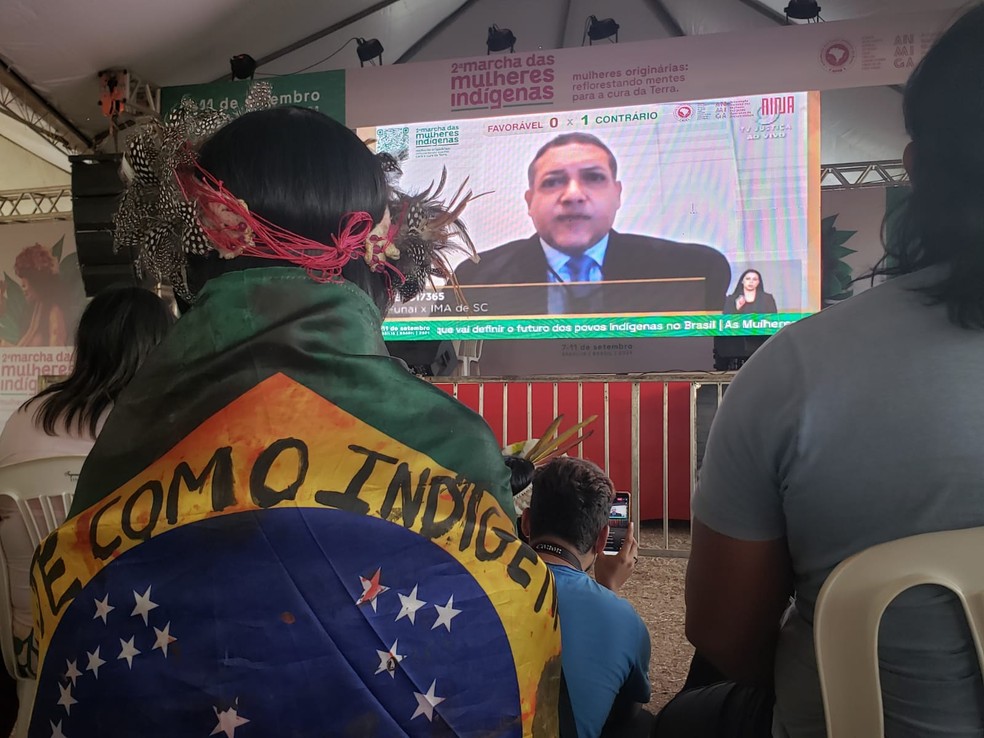Indígenas desmontam acampamento em Brasília e voltam para terras de origem. Lideranças devem acompanhar julgamento do marco temporal pelo STF na próxima quarta-feira (15) — Foto: Mara Puljiz /G1 DF