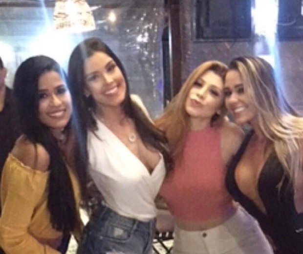 Ivy com Márcia (de preto) e outras amigas (Foto: Reprodução/Instagram)