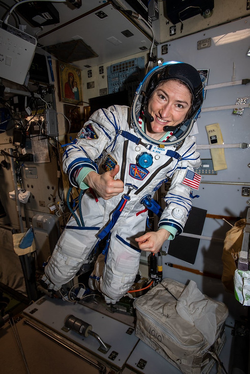 Christina Koch experimenta o traje de lançamento e entrada Sokol usado para retornar à Terra em 6 de fevereiro de 2020 com outros tripulantes da ISS  — Foto: NASA Johnson 