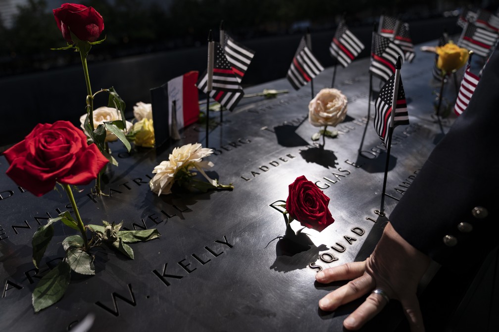 11 de setembro - Bombeiro presta homenagem no memorial aos mortos no dia em que o maior ataque terrorista em solo americano completou 20 anos — Foto: John Minchillo/AP