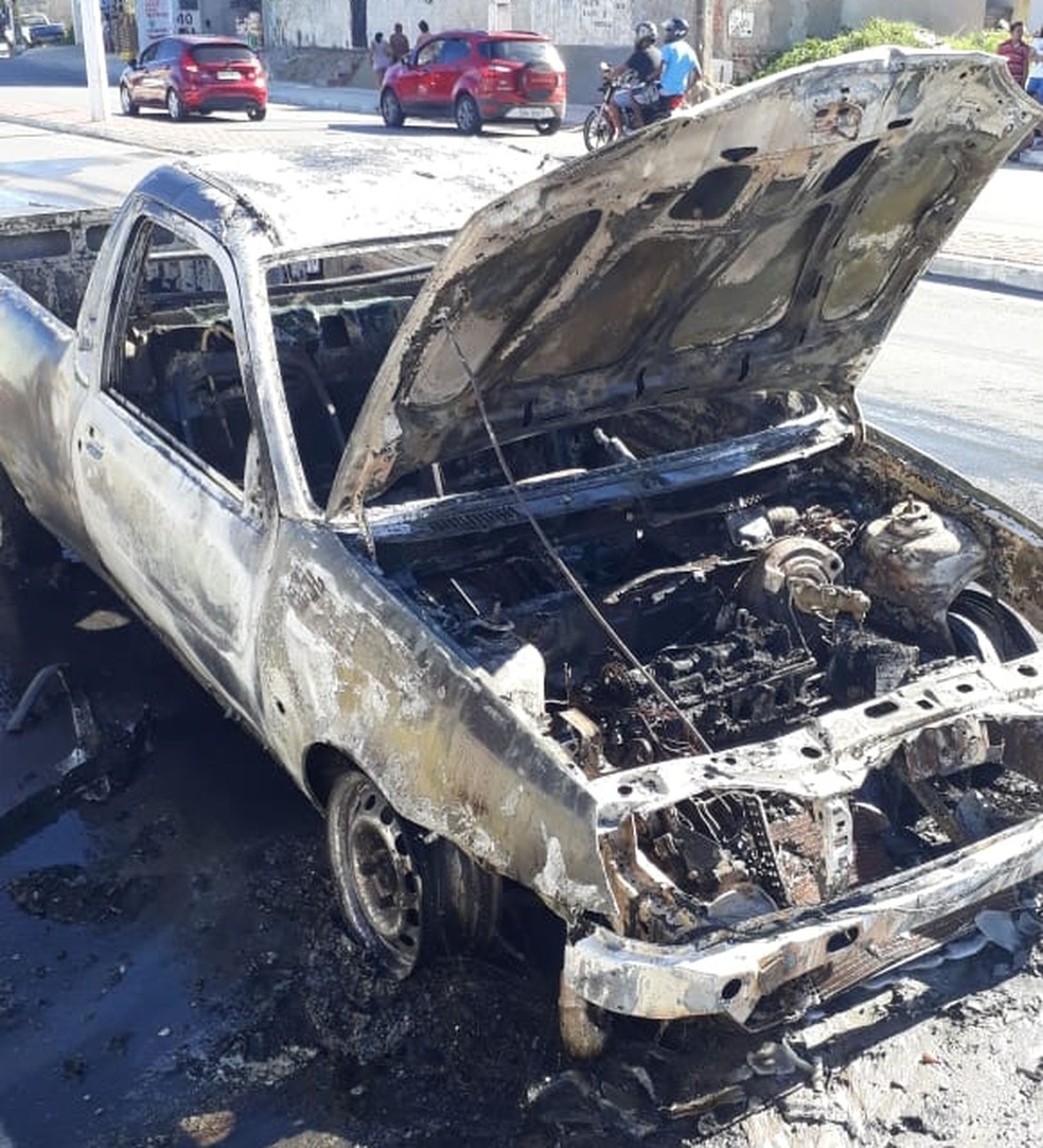 Carro ficou completamente destruído após incêndio em Jacarecica, Maceió — Foto: Divulgação/Corpo de Bombeiros