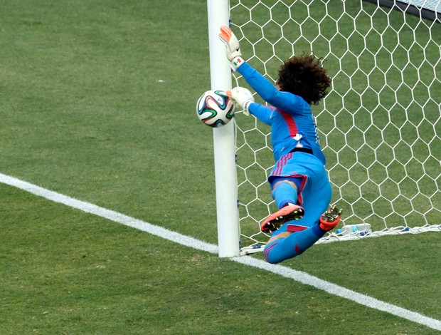 Guillermo Ochoa Brasil x México (Foto: AP)