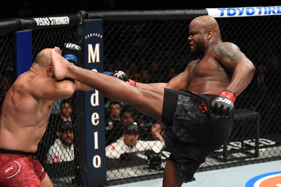 Derrick Lewis acerta um chute alto em Ilir Latifi no UFC 247 — Foto: Getty Images