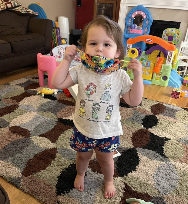 A pequena Hayden é uma das crianças voluntárias para o ensaio clínico da vacina pediátrica da Pfizer (Foto: Reprodução/Twitter)