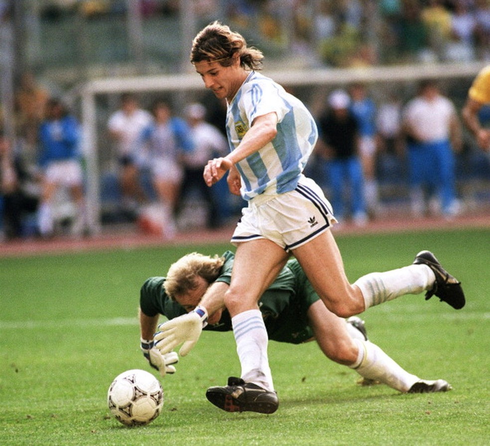 Caniggia dribla Taffarel antes de fazer o gol da Argentina sobre o Brasil nas oitavas de final da Copa do Mundo de 1990 — Foto: Getty Images