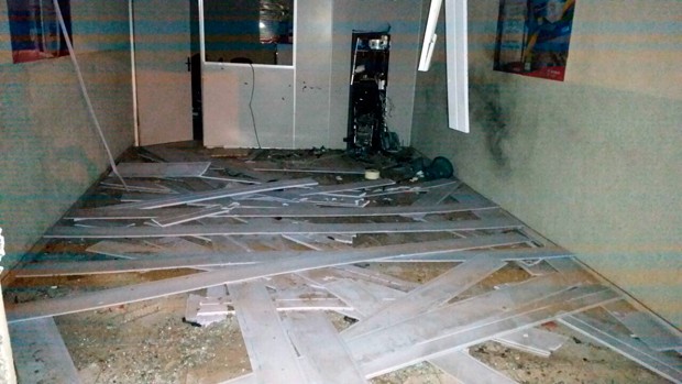 Caixa eletrônico foi alvo de explosão dentro da agência do Bradesco  (Foto: Jailson Félix)