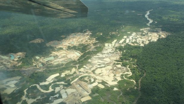 Terra Indígena Kayapó, no Pará, abriga frentes de garimpo com área equivalente à de dezenas de campos de futebol (Foto: IBAMA VIA BBC)